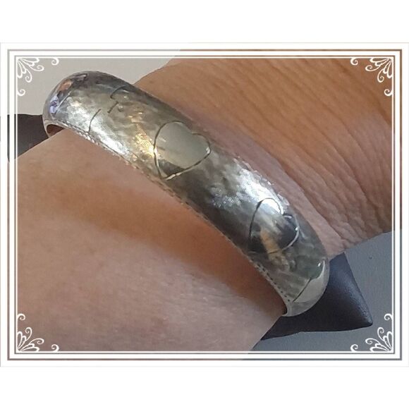 Vintage Sterling Silver Heart Etched Hinged Bangle Bracelet - Picture 1 of 7